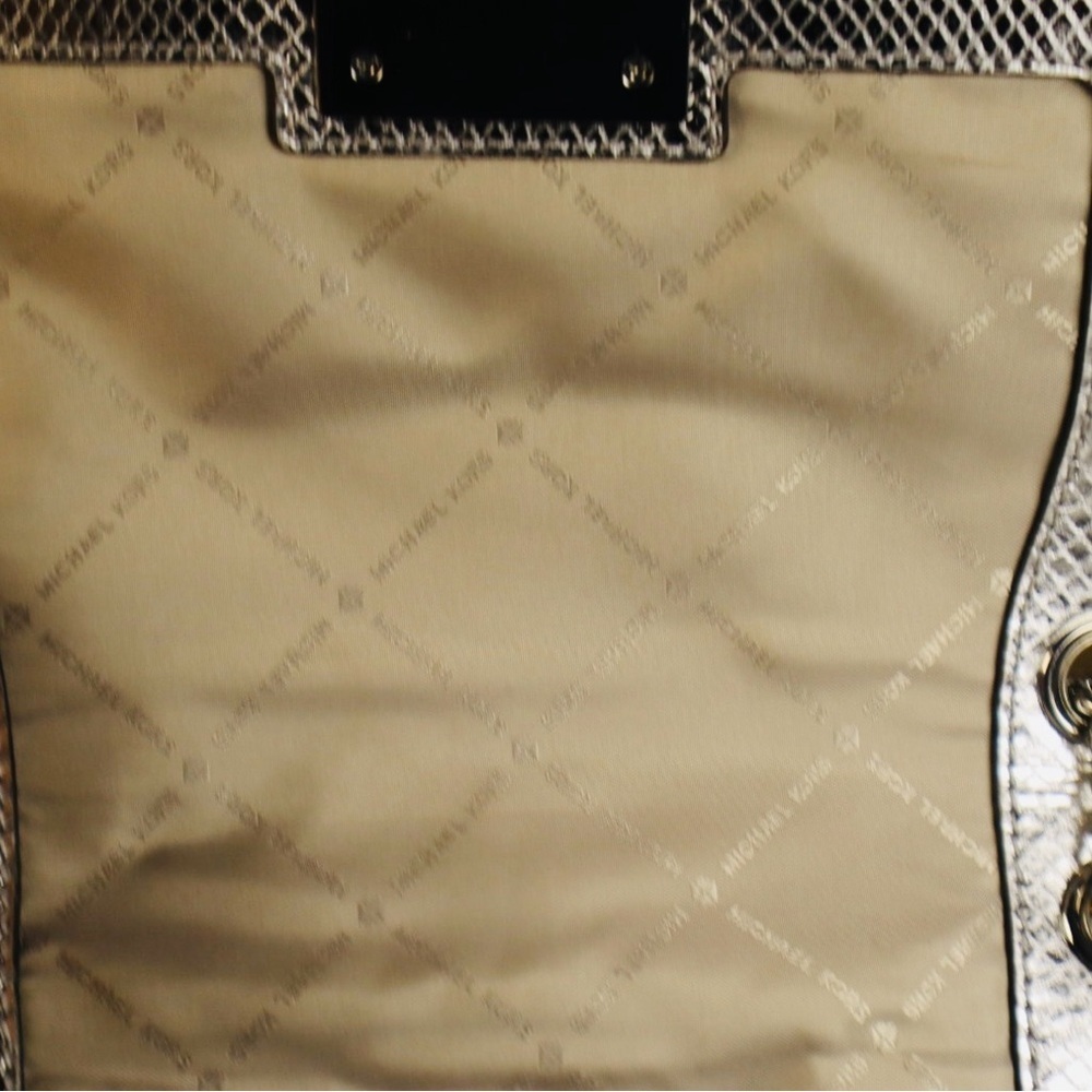 “HOST PICK” MICHAEL KORS Metallic Silver Quilted Leather with a Chain Strap - Picture 15 of 17